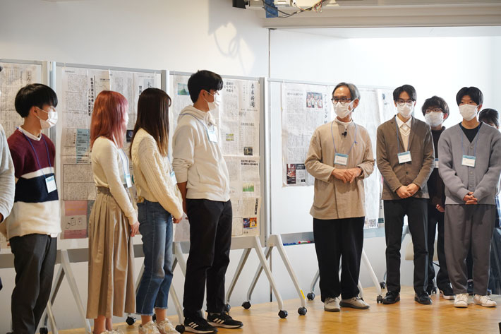Professor Nakano (center right) commenting on the newspaper, and students who took the course.