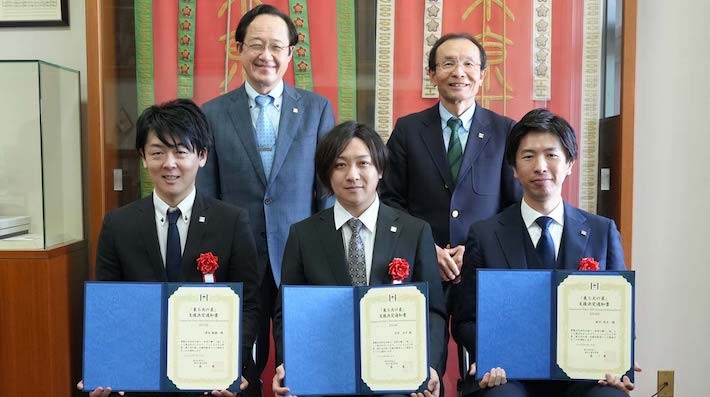 Front from left: Associate Professor Toshiki Sawada, Associate Professor Kyohhei Kitamura and Associate Professor Yuta Suzuki Back from left: President Kazuya Masu and Executive Vice President for Research Osamu Watanabe