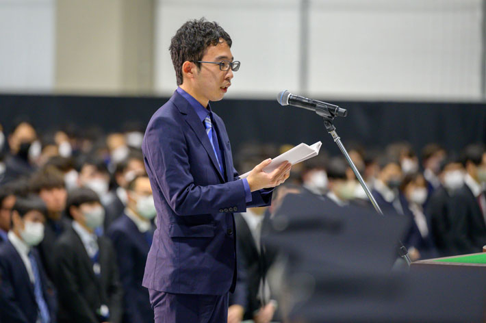 Yusaku Ozeki, representative for master's and doctoral students, delivering a statement