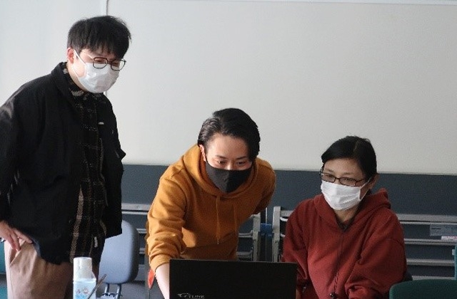 Director Ohsawa lecturing and guiding participants