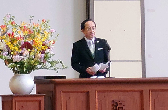 Tokyo Tech President Masu speaking to new students