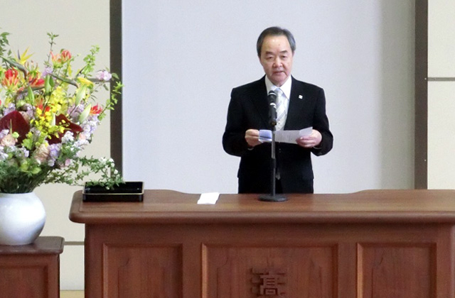 Principal Nakagawa addressing new students