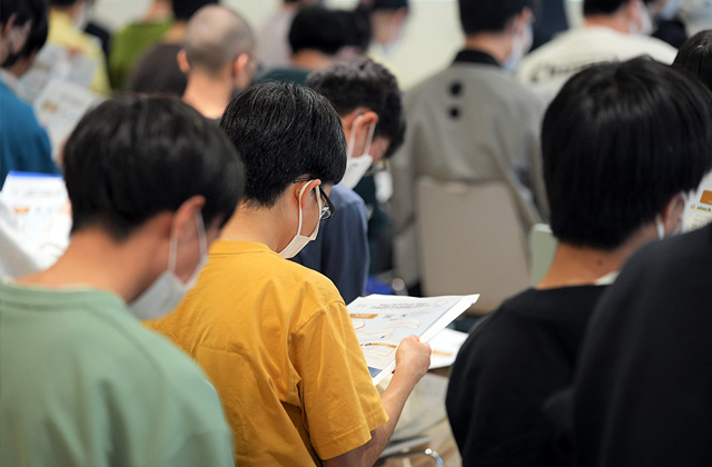 New students listening to stories on life at Tokyo Tech