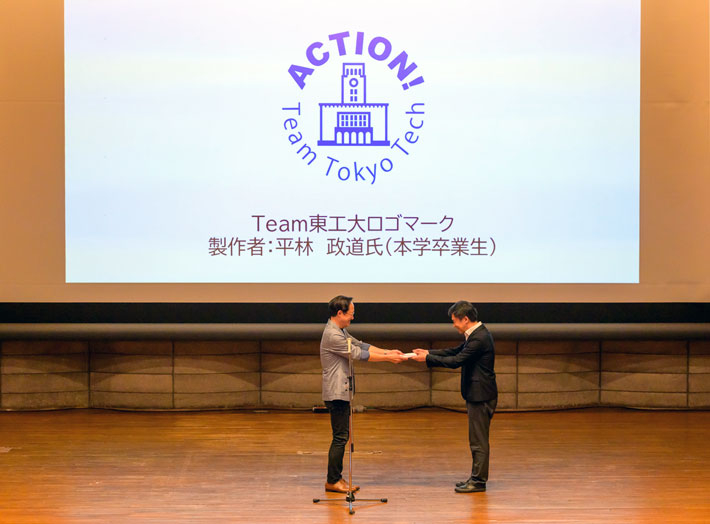 Masu (left) presenting certificate to Hirabayashi