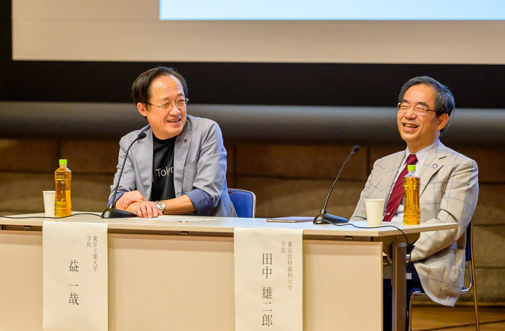 Presidents Masu (left) and Tanaka answering questions