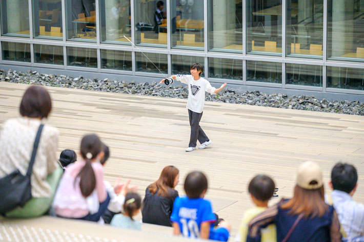 Diabolo juggling performance