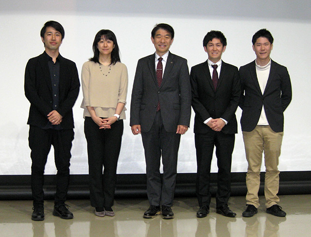 IIR Director Naoto Ohtake (center) with presenters: (from left) Assoc. Prof. Takumi Ohashi of School of Environment and Society, Asst. Prof. Tomoko Horie of IIR's Cell Biology Center, Asst. Prof. Yohei Aikawa of IIR's FIRST, Asst. Prof. Yasuhiko Orita of School of Materials and Chemical Technology