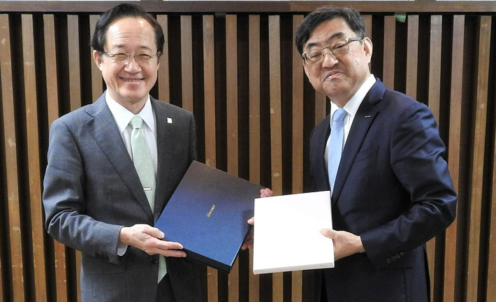 President Masu (left) and President Kim exchange souvenirs