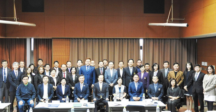 President Masu (front row, center) with the visiting delegation of university presidents from Thai universities