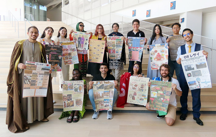 Alumnos internacionales completan con carteles el curso intensivo de japonés