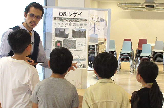 Visita de jóvenes que están aprendiendo sobre arquitectura en Irán