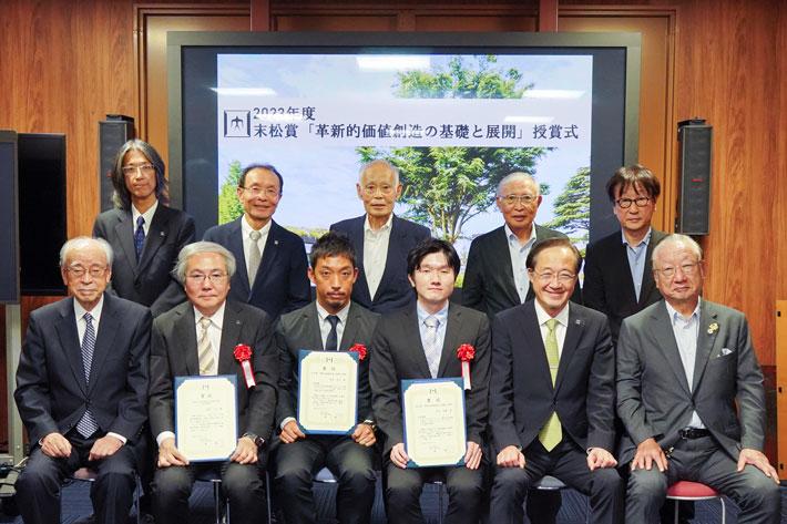  Commemorative photo of the ceremony Award winners (second from left in front row) Institute Professor Ryoji Kanno, Associate Professor Ryosuke Nishida , and Special Assistant Professor Koki Yoshida with Honorary Professor Yasuharu Suematsu (front left).