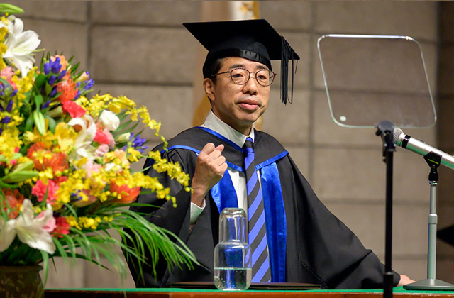 Dean Inoue from School of Engineering speaking to graduates