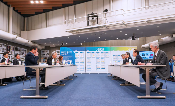 Minister Moriyama (left, center) exchanging views with Tokyo Tech President Masu and TMDU President Tanaka