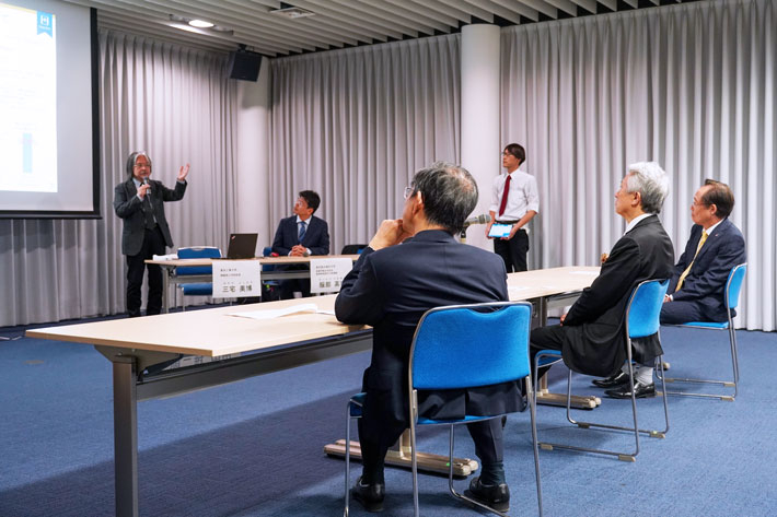 Moriyama being briefed on medicine-engineering research collaboration involving ultra-sensitive acceleration sensors