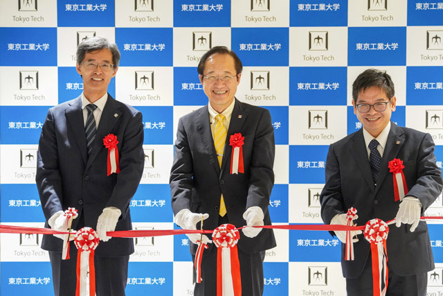 (from left) EVP for Education Imura, President Masu, University Co-op Director Nishizaki