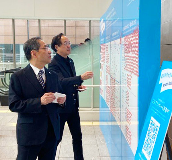 TMDU President Yujiro Tanaka (left) and Tokyo Tech President Kazuya Masu viewing results and adding their opinions