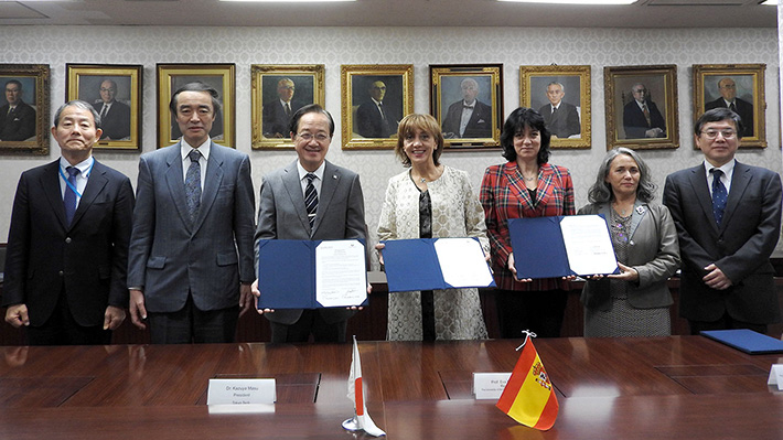 President Masu (3rd from left), Rector Eva Ferreira (center), Vice President Hayashi (2nd from left), Prof. Hosoda (far right), Prof. Takeda (far left), and others in the delegation