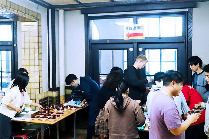 Participants tasting ozoni from Kanto region