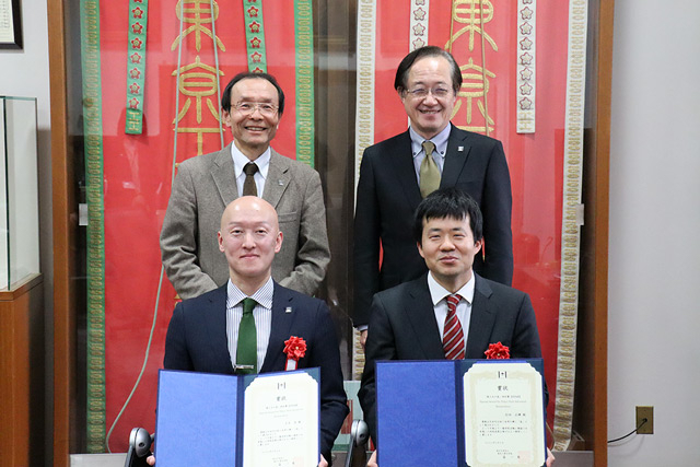 Front from left: Associate Professor Wataru Hijikata and Associate Professor Masaki Uchida Back from left: Executive Vice President for Research Osamu Watanabe and President Kazuya Masu