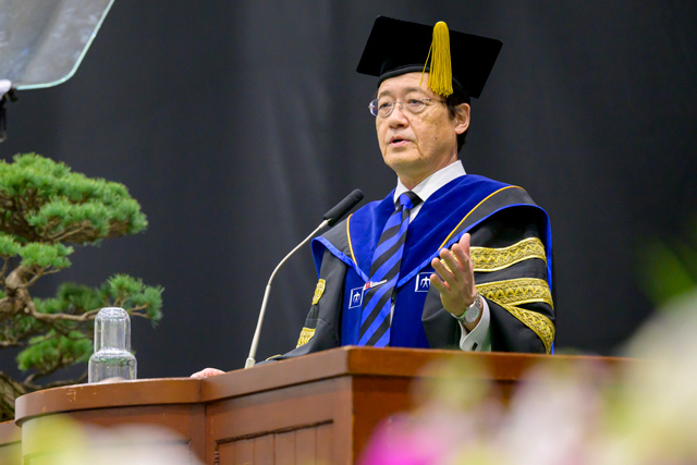 President Masu offering his congratulations