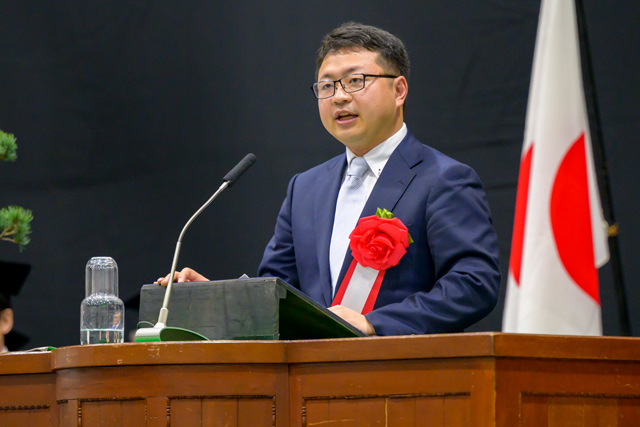 Inagawa, alumnus and CEO of Interstellar Technologies Inc., during his speech