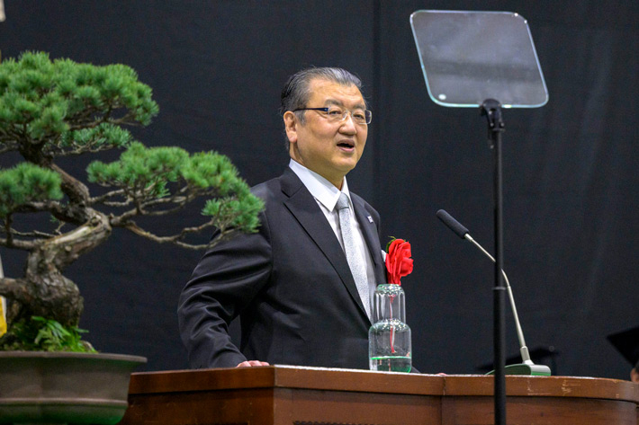 Alumni association's Ido giving speech