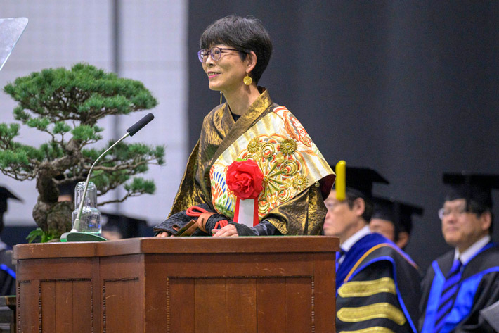 Alumna Shigitani offering her congratulations