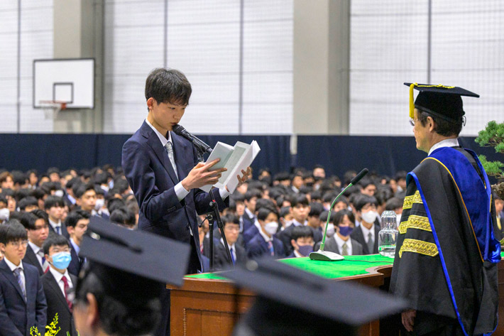 Shuma Sase , representative for bachelor's students, delivering speech on goals at Tokyo Tech