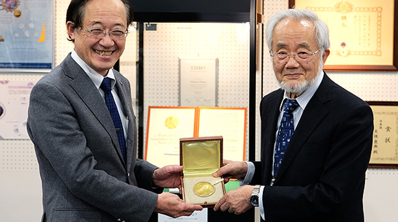 Honorary Professor Yoshinori Ohsumi donates Nobel Prize medal to Tokyo Tech
