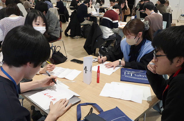 Participants writing down self-descriptive keywords