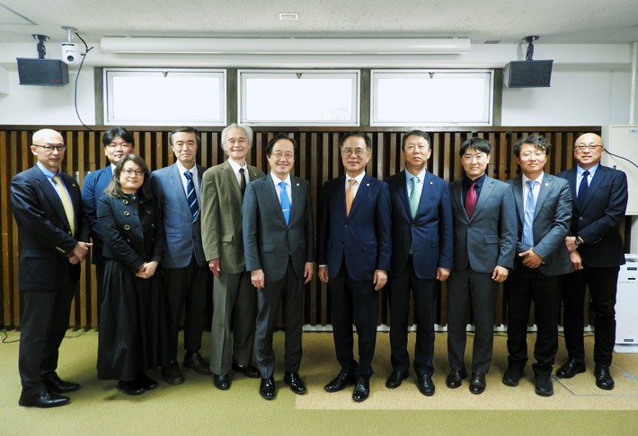 President Ji-Beom Yoo (center right) with President Kazuya Masu (center left) and others