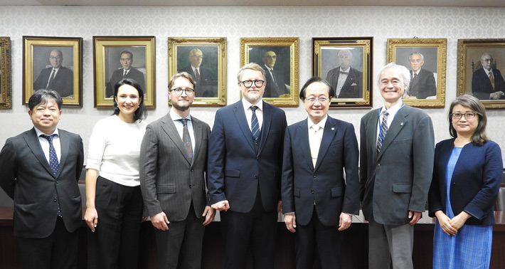 Latvian Ambassador Zilgalvis (3rd from left), RTU Rector Juhna (center), Vice-Rector Briede (2nd from left) with President Masu (3rd from right) and other Tokyo Tech members