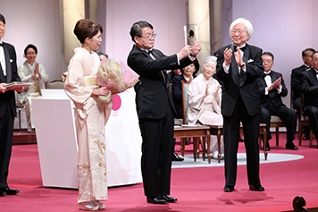Hosono showing medal to audience Photo courtesy of Japan Prize Foundation