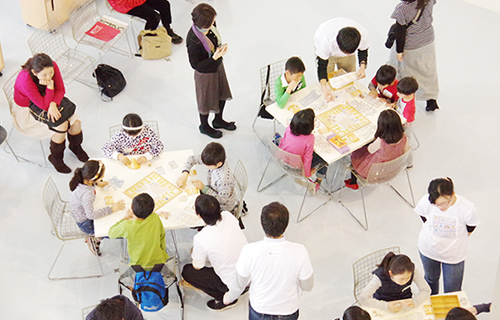 Children and parents gather at T-POT for Science Cafe