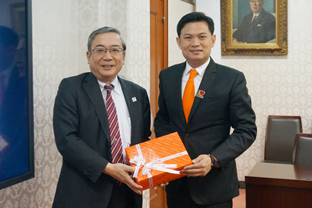 President Mishima (left) and President Suwansawat (right)