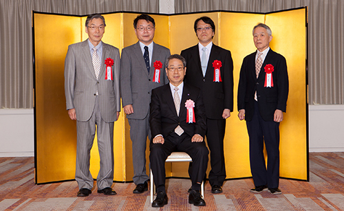From the back right: Professor Emeritus Hiroshi Kawazoe, Professor Toshio Kamiya, and Professor Hideo Hosono