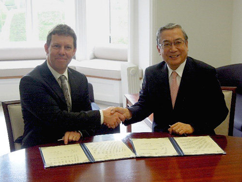 Vice-Chancellor Lamberts (left) and President Mishima