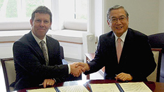 President Mishima signs exchange agreement with University of York