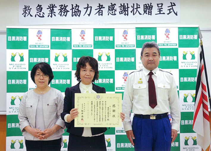 Head of the Health Support Center, Professor Kyoko Yamamuro (center) and Nurse Satsuko Hosoi (left) at the presentation ceremony