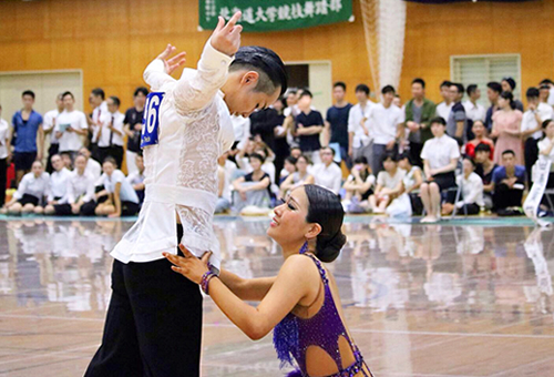 Yoshiki Kurisaki and Saki Koshimizu (Tsuda College), 4th in rumba for 2nd and 3rd-year students, Photo courtesy of Misa Momokawa