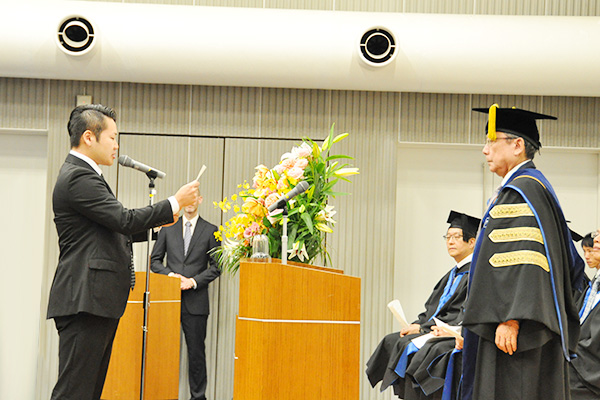 Student representative Shuichi Kurumaya giving his speech