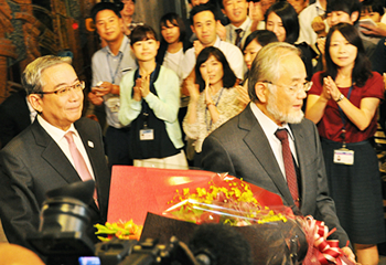 After traveling from Suzukakedai Campus to Ookayama Campus, Ohsumi receives flowers in celebration of the award of the 2016 Nobel Prize