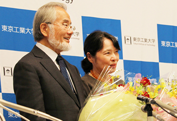 Ohsumi and his wife, Mariko, at the second press conference at Suzukakedai