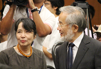 Ohsumi and his wife, Mariko, at the second press conference at Suzukakedai