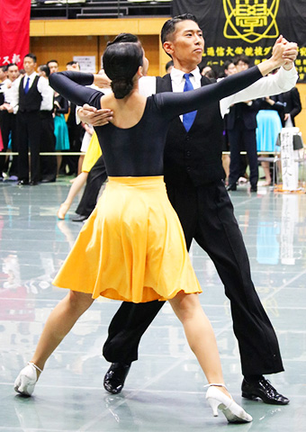 Satoshi Ishii, 1st Academic Group Noi Kimura, Sugino Fashion College 9th place in Standard waltz for 1st-year students (Photo courtesy of Misa Momokawa)