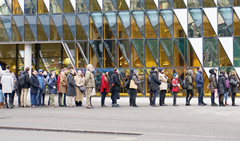 A queue outside the Aula Medica hall