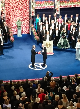 Ohsumi accepting a medal and diploma from the King of Sweden