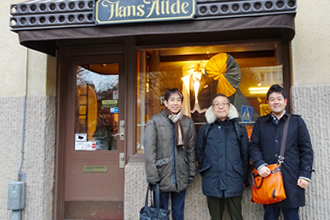 (From left) Prof. Noboru Mizushima, Tokyo University, Prof. Tamotsu Yoshimori, Osaka University, and Nakatogawa at the tailor
