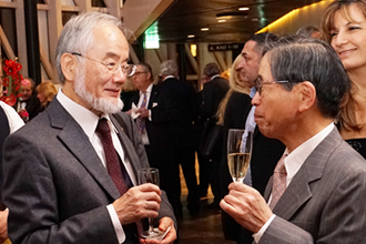 Ohsumi (left) with Dr. Tadaharu Tsumoto, director of JSPS Stockholm Office